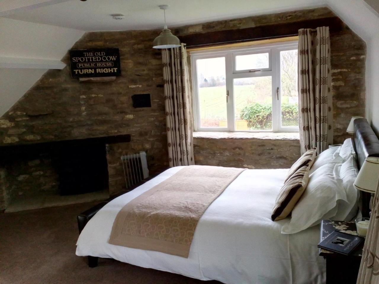 The Old Spotted Cow Bed & Breakfast Marston Meysey Exterior photo